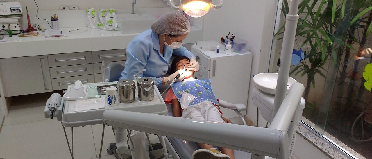 Jaki dentysta przyjmuje w niedziele? Sprawdź, gdzie znaleźć opiekę stomatologiczną w weekend!