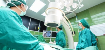 Rękawice chirurgiczne – ochrona i precyzja podczas zabiegów